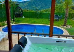 Mavera Bungalov Oval Havuzlu ve Jakuzili